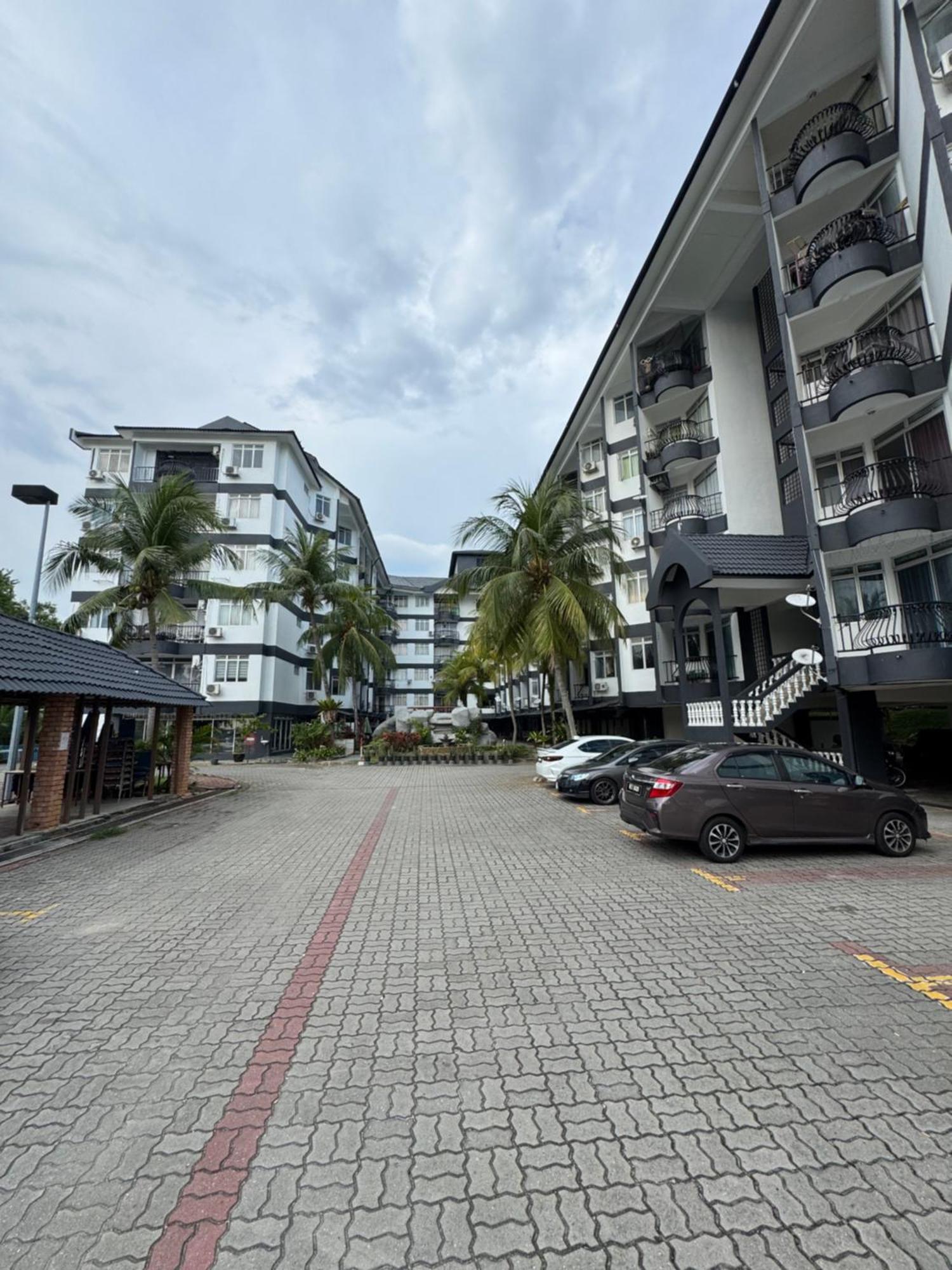 Golden Straits Apartment